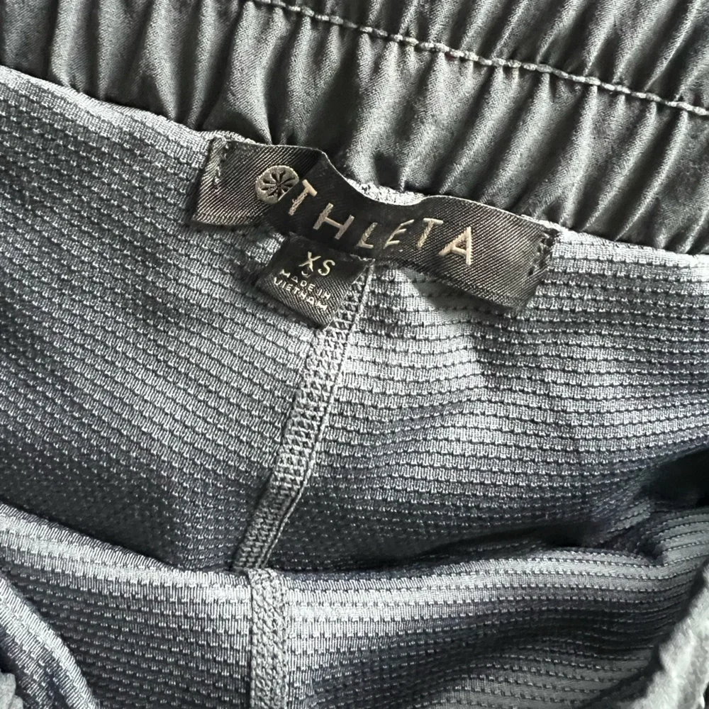 Athleta Excursion Hybrid Mid-Rise Tennis Skort in Dark Heathered Gray Size XS